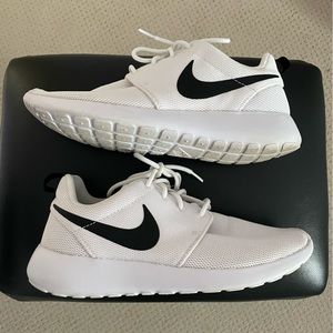White Nike Roshe